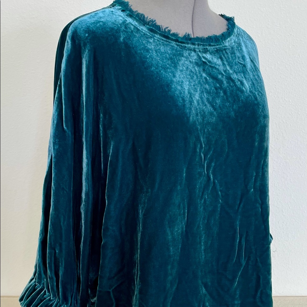 Sundance, teal velvet top. Size Petite small